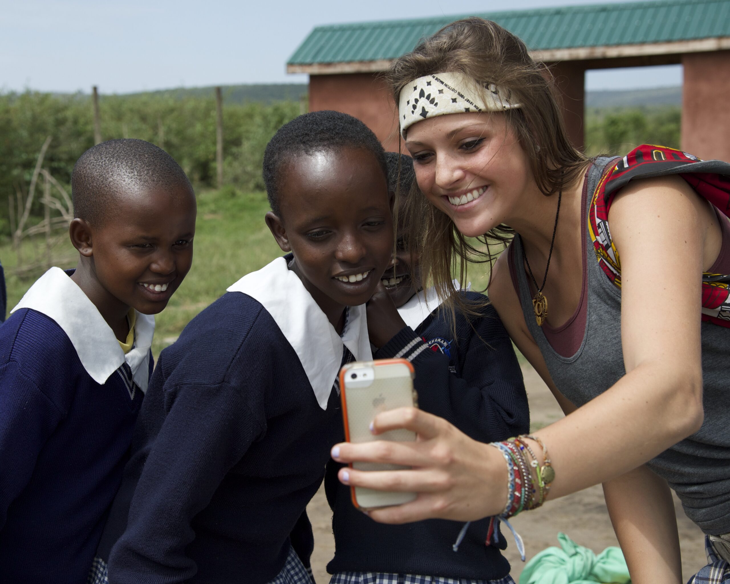 Caroline showing phone at O with girls DSC_3657